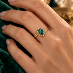 Pre Owned 18ct Emerald and Diamond Cluster Ring ZC42